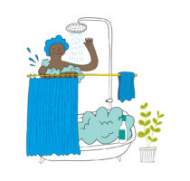 Eine zufriedene Frau mit Duschkappe wäscht sich hinter einem Duschvorhang in ihrer Badewanne. Sie benutzt einen Sparduschkopf um Energiekosten zu sparen.