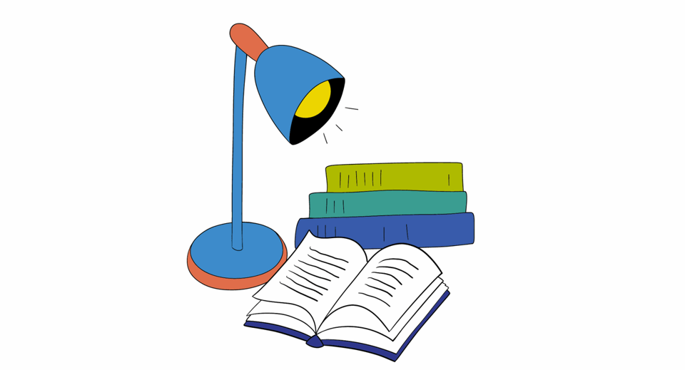 Eine Lampe scheint auf einen Stapel Bücher und Gesetzestexte.