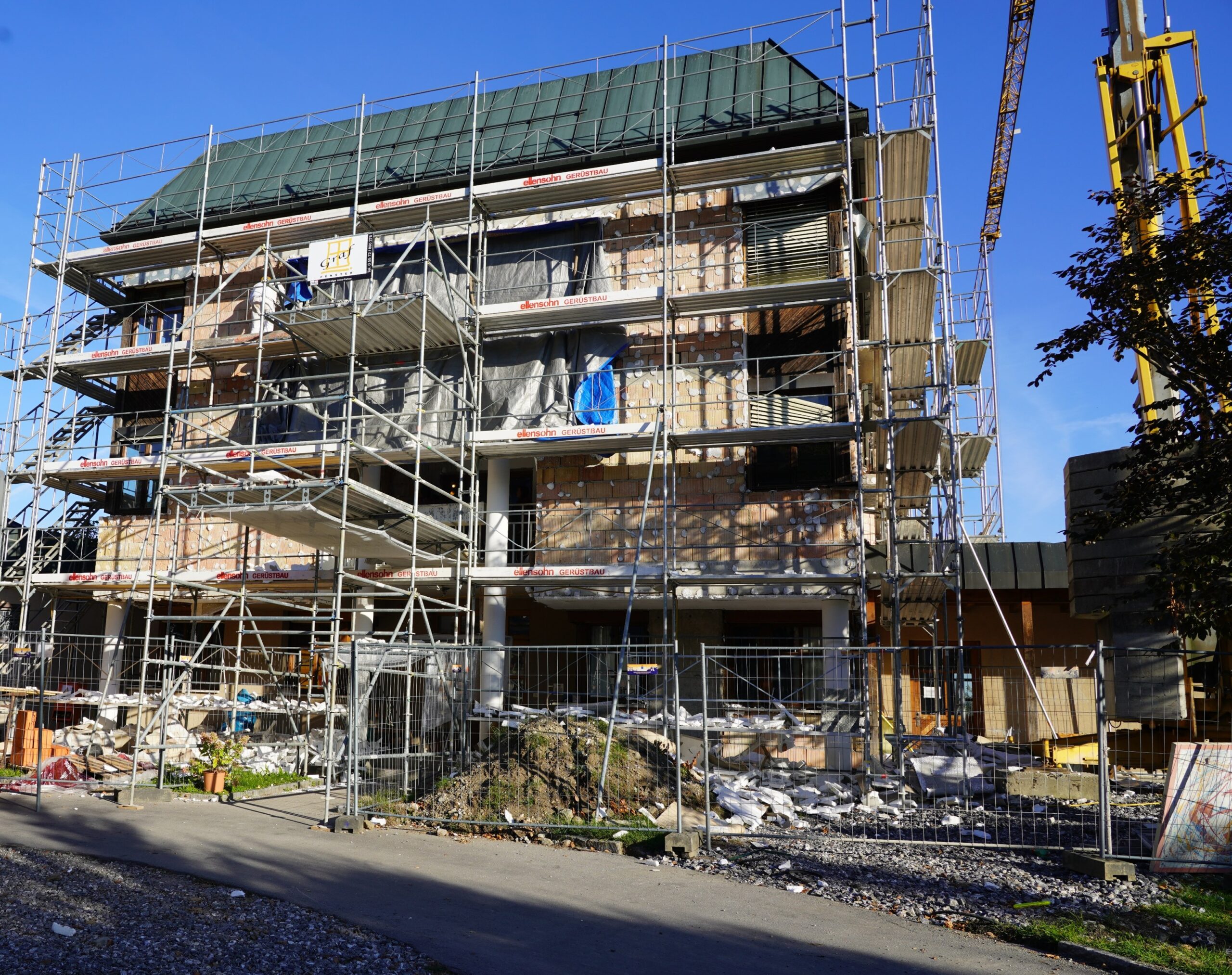 Bild vom Familienhaus St. Michael der Caritas Vorarlberg mit einem Baugerüst als Beispiel für tiefgreifende Energieeffizienzmaßnahmen.