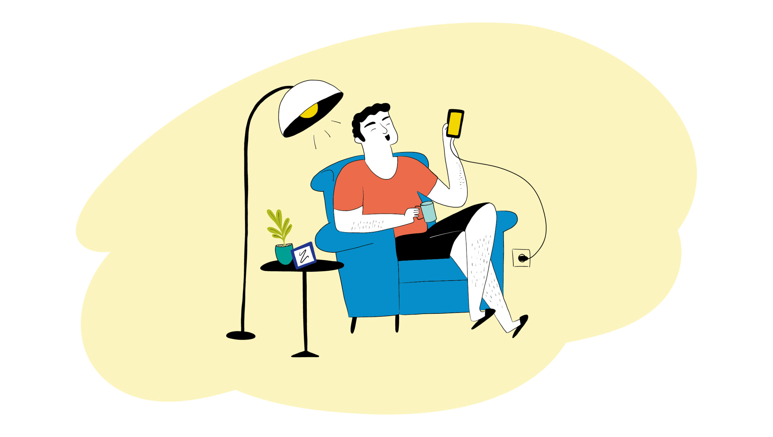 Eine Person sitzt auf einem Sessel und hält ein Smartphone in der Hand. Links von ihr leuchtet eine Stehlampe.